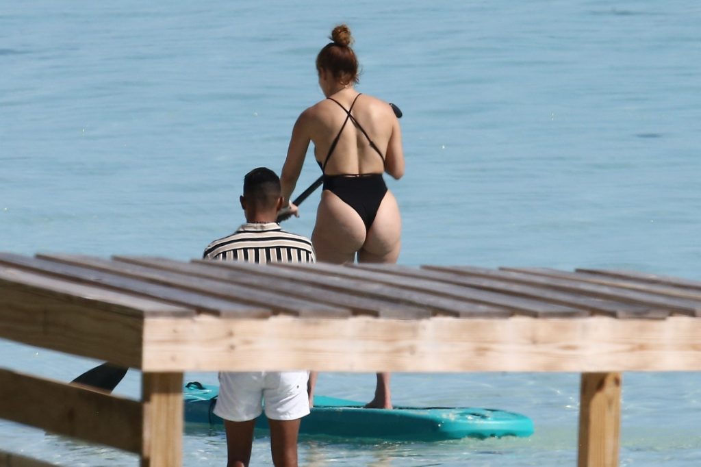 Sexy MILF Jennifer Lopez Shows Her Giant Butt in a Revealing Swimsuit gallery, pic 16