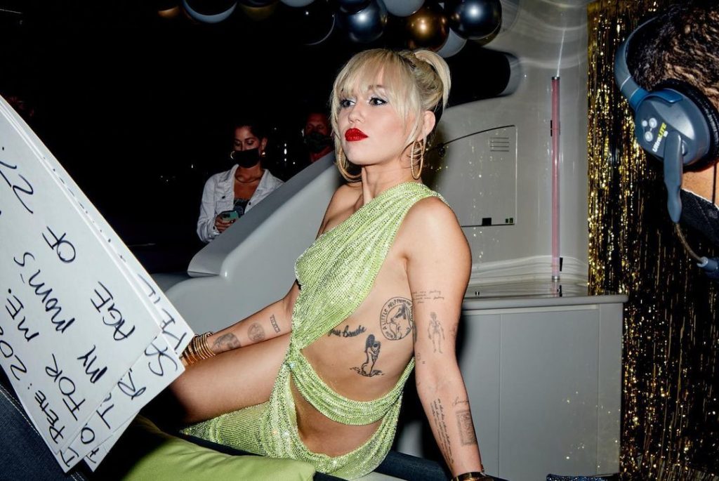 Miley Cyrus Welcomes 2022 by Wearing the Sluttiest Dress Imaginable gallery, pic 2