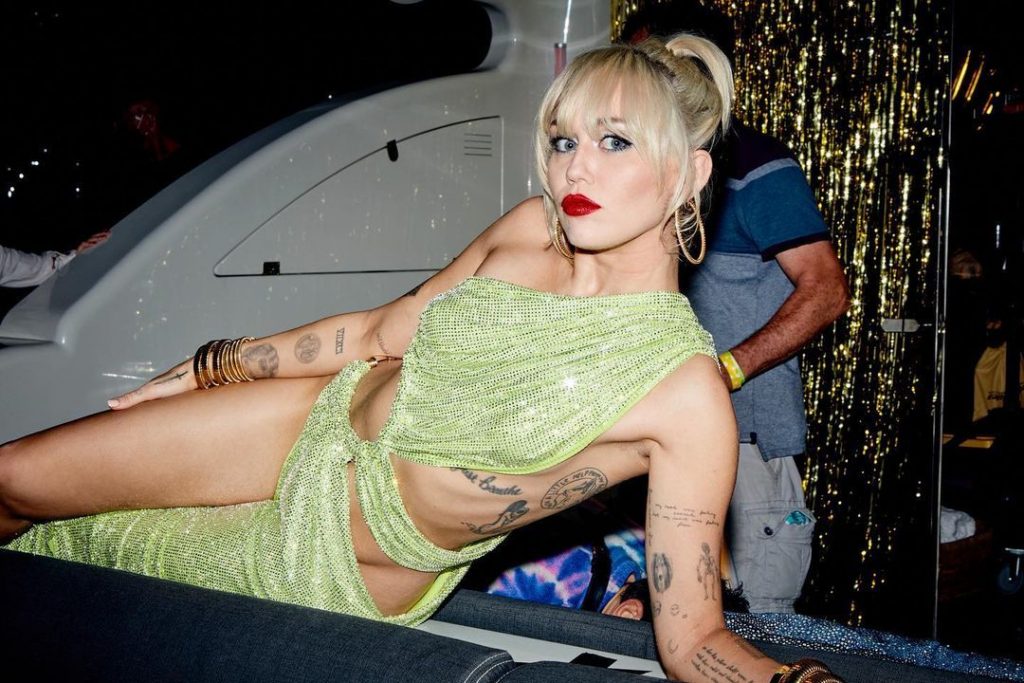 Miley Cyrus Welcomes 2022 by Wearing the Sluttiest Dress Imaginable gallery, pic 4