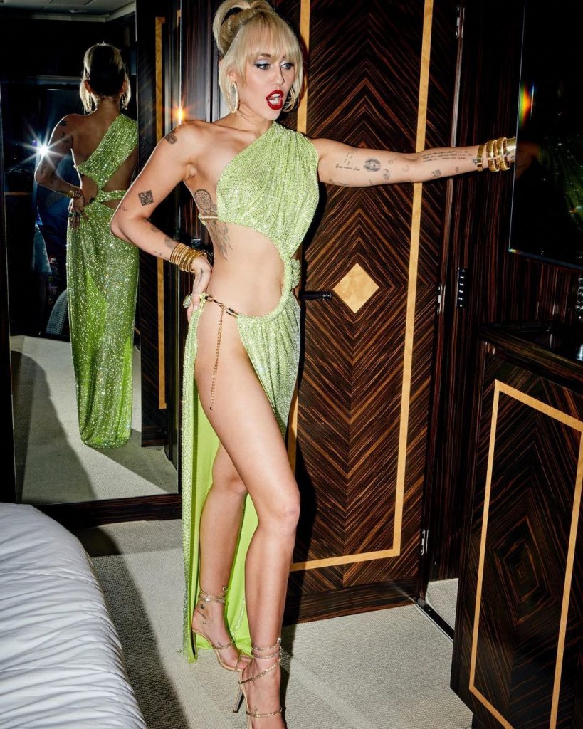 Miley Cyrus Welcomes 2022 by Wearing the Sluttiest Dress Imaginable gallery, pic 18