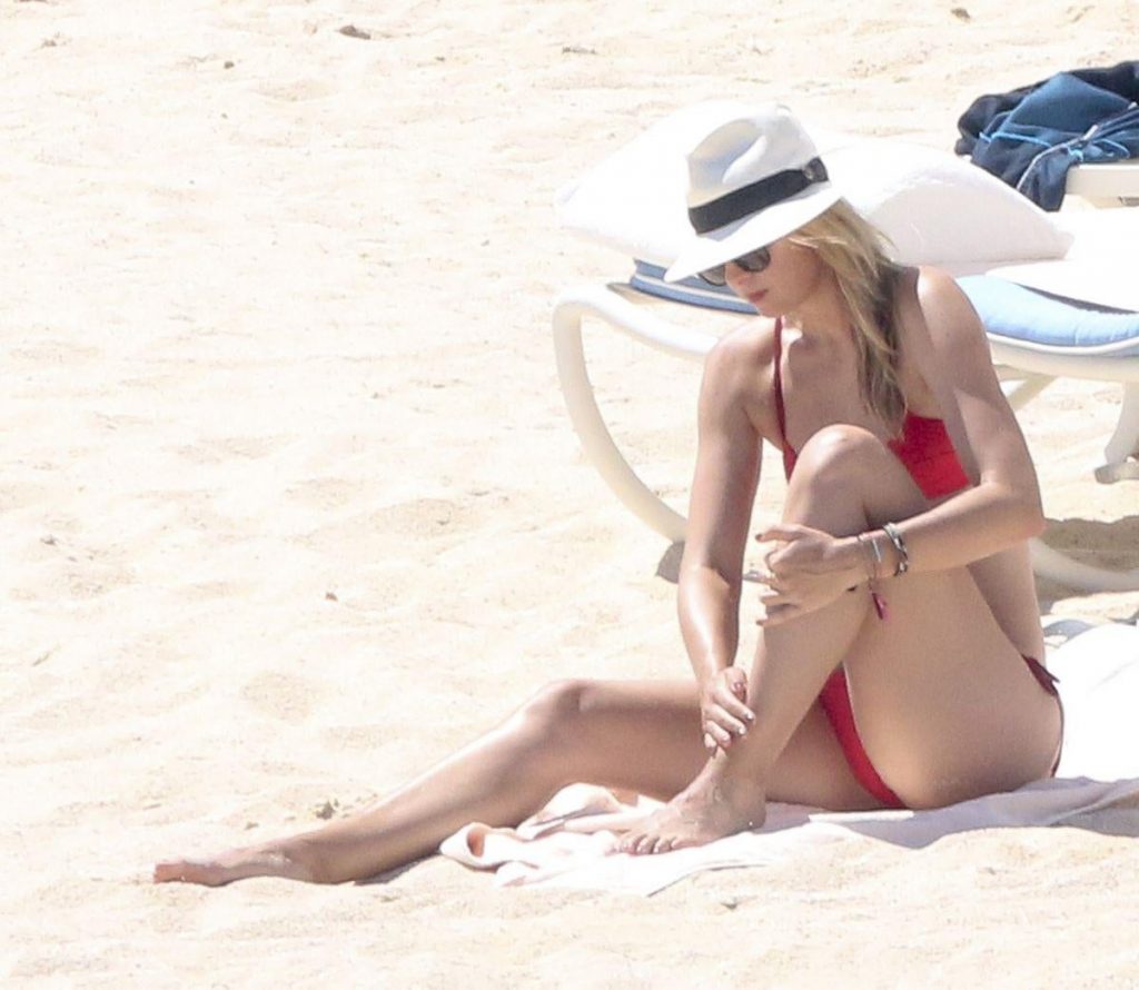 Sexy Blonde Maria Sharapova Shows Her Bikini Body in a Red Swimsuit gallery, pic 10