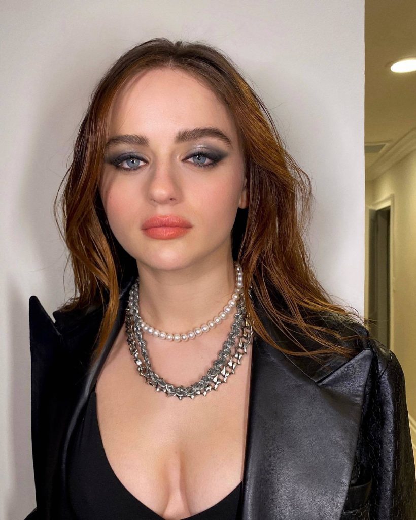 Shameless Young Actress Joey King Bares Her Midriff and Shows Her Boobs Too gallery, pic 2