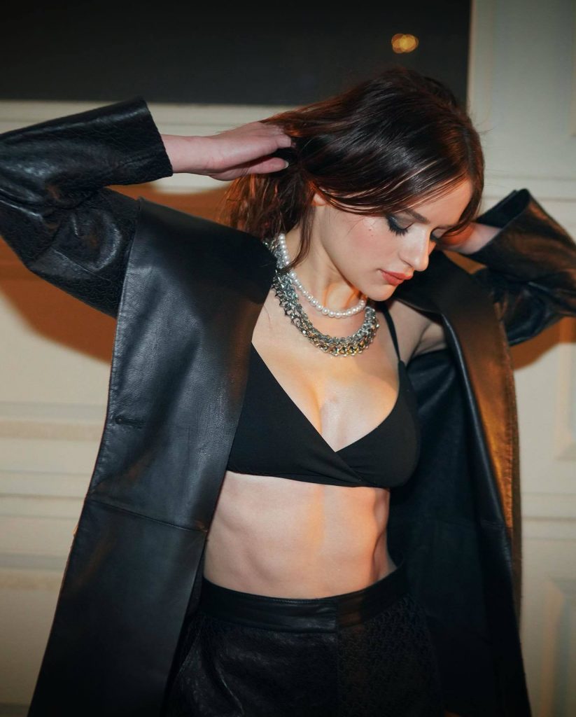 Shameless Young Actress Joey King Bares Her Midriff and Shows Her Boobs Too gallery, pic 8