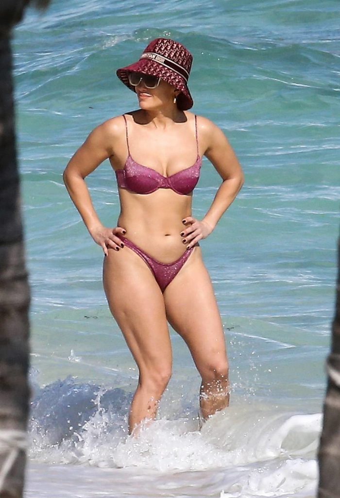 Appealing Hollywood Mommy Jennifer Lopez Shows Her Tight Bikini Body gallery, pic 16