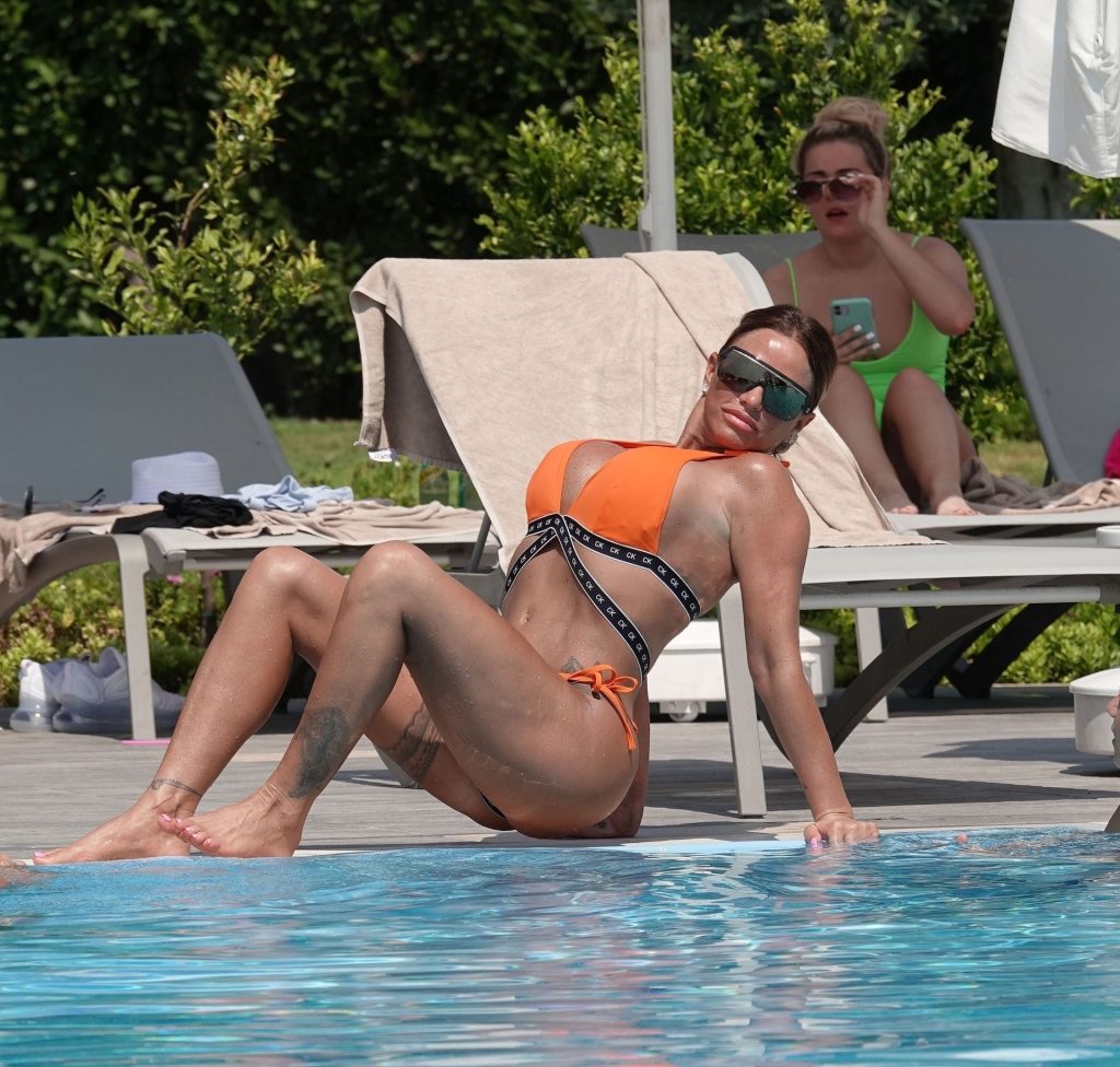 Bikini-Wearing British Lass Katie Price Shows Off Next to a Swimming Pool gallery, pic 10