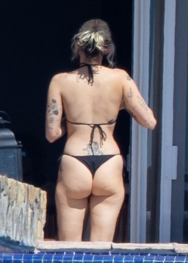 Bikini-Wearing Miley Cyrus Showing Her Tight Body While Catching Some Rays gallery, pic 16