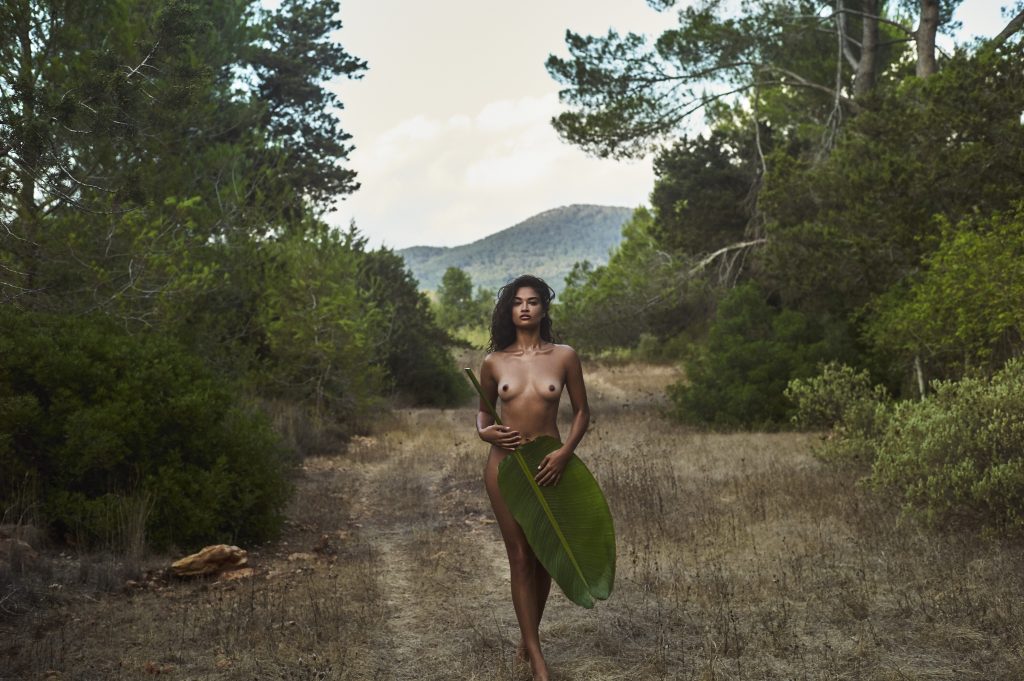 Fully Naked Shanina Shaik Exploring the Great Outdoors with Her Titties Showing gallery, pic 20