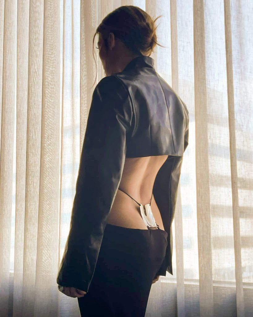 Người nổi tiếng siêu cân đối MILF Jennifer Lopez khoe cơ bụng và mông trong một phòng trưng bày nóng bỏng, pic 5