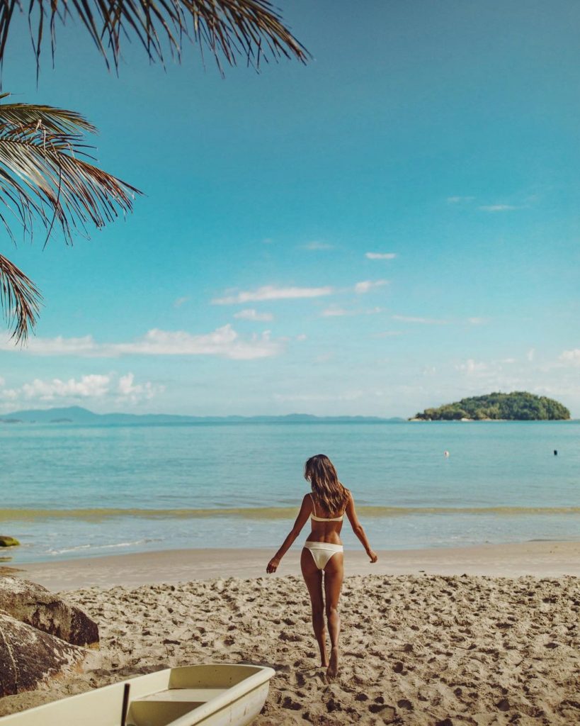 Sensational Alessandra Ambrosio Showing Her Tight Bikini Body on the Beach gallery, pic 2