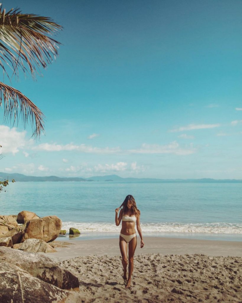 Sensational Alessandra Ambrosio Showing Her Tight Bikini Body on the Beach gallery, pic 10