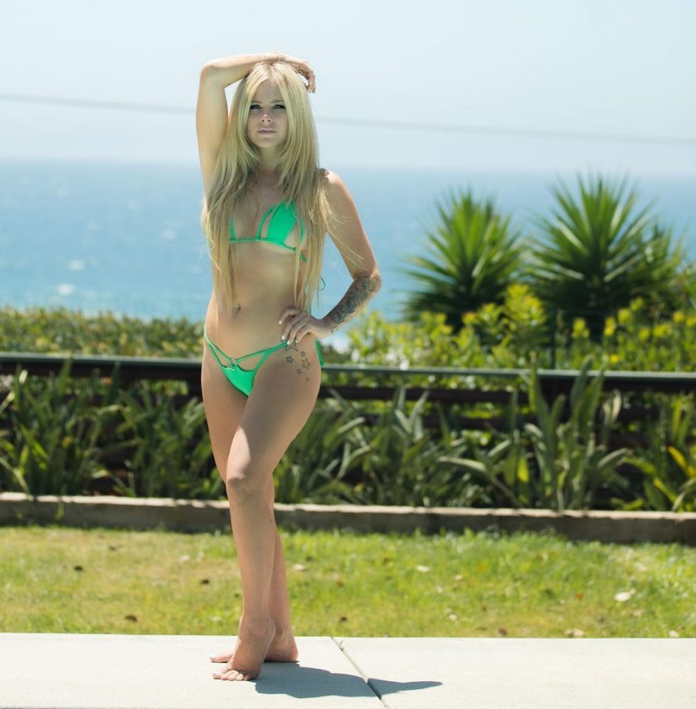 Petite Blonde Singer Avril Lavigne Showing Her Enviable Bikini Body in a Skimpy Swimsuit gallery, pic 2