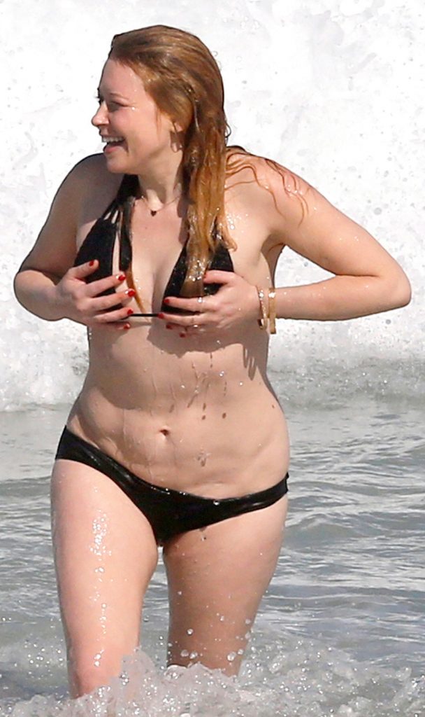 Redheaded Actress Natasha Lyonne Accidentally Flashing Her Perfect Boob gallery, pic 12