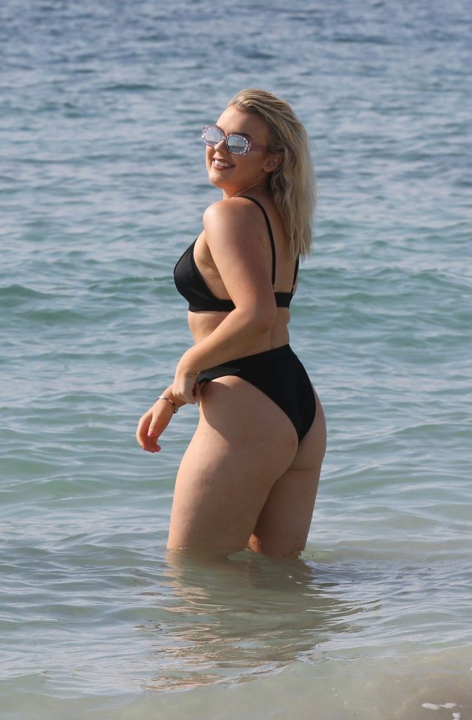 Pale Tallia Storm Flaunting Her Perfectly-Shaped Backside in a Bikini Gallery, pic 2