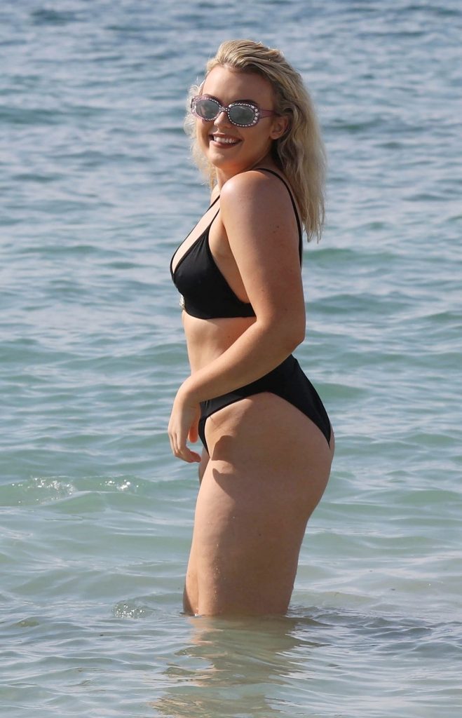 Pale Tallia Storm Flaunting Her Perfectly-Shaped Backside in a Bikini Gallery, pic 22