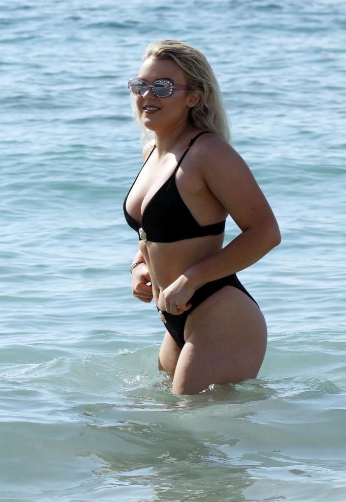 Pale Tallia Storm Flaunting Her Perfectly-Shaped Backside in a Bikini Gallery, pic 26
