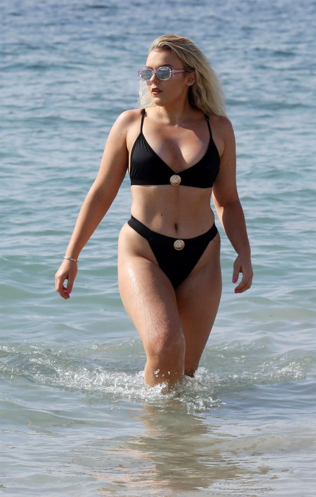 Pale Tallia Storm Flaunting Her Perfectly-Shaped Backside in a Bikini Gallery, pic 12