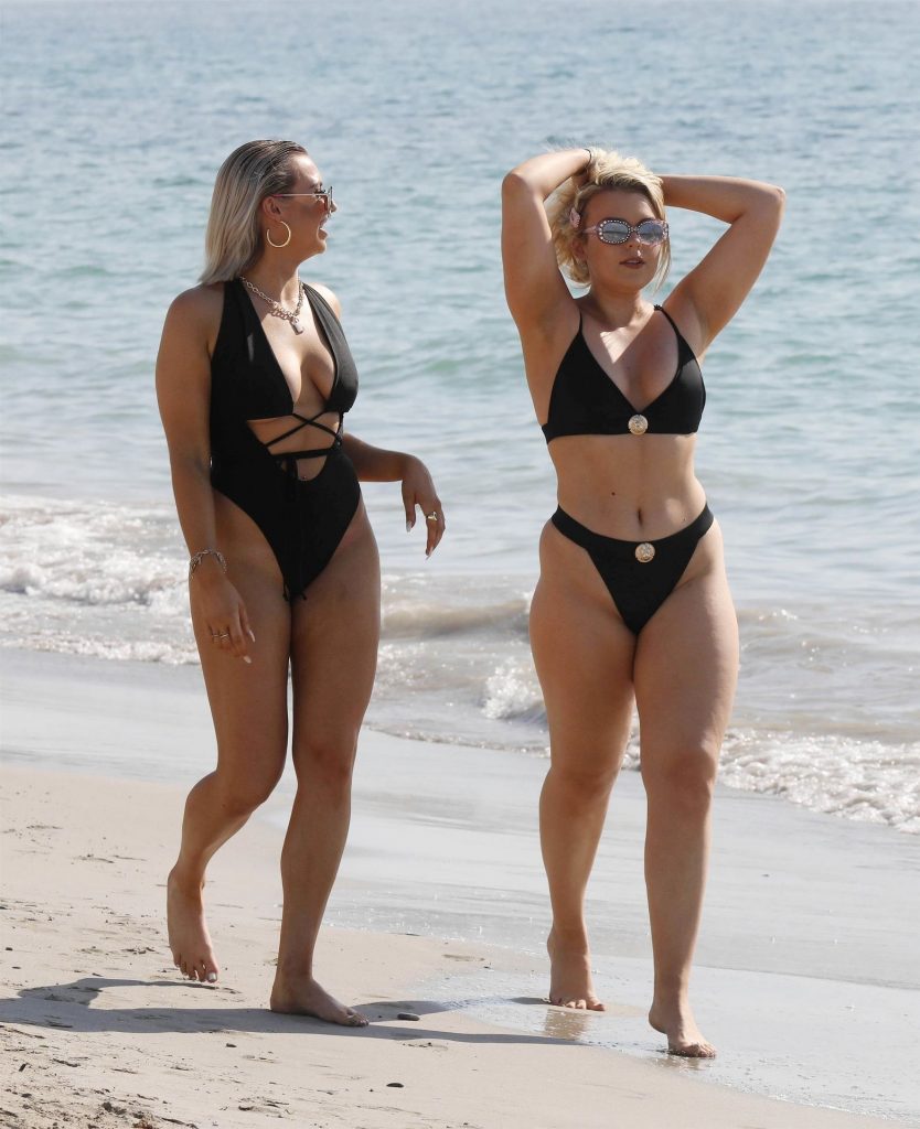 Pale Tallia Storm Flaunting Her Perfectly-Shaped Backside in a Bikini Gallery, pic 16