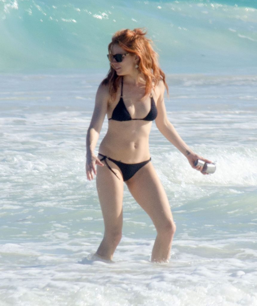Redheaded Vixen Sienna Miller Shows Her Tight Physique in a Two-Piece Swimsuit gallery, pic 8