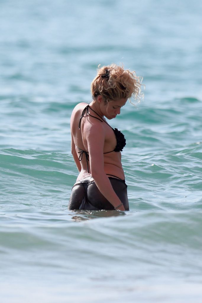 Hot Singer Shakira Shows Her Bikini Booty in Several Seductive Ways gallery, pic 8