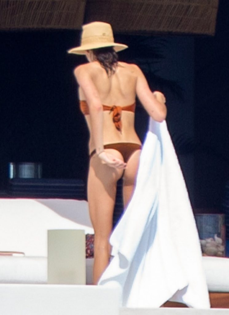 Kaia Gerber Bikini Photos: Breathtaking Babe Shows Her Great Ass in Sexy Swimwear gallery, pic 2