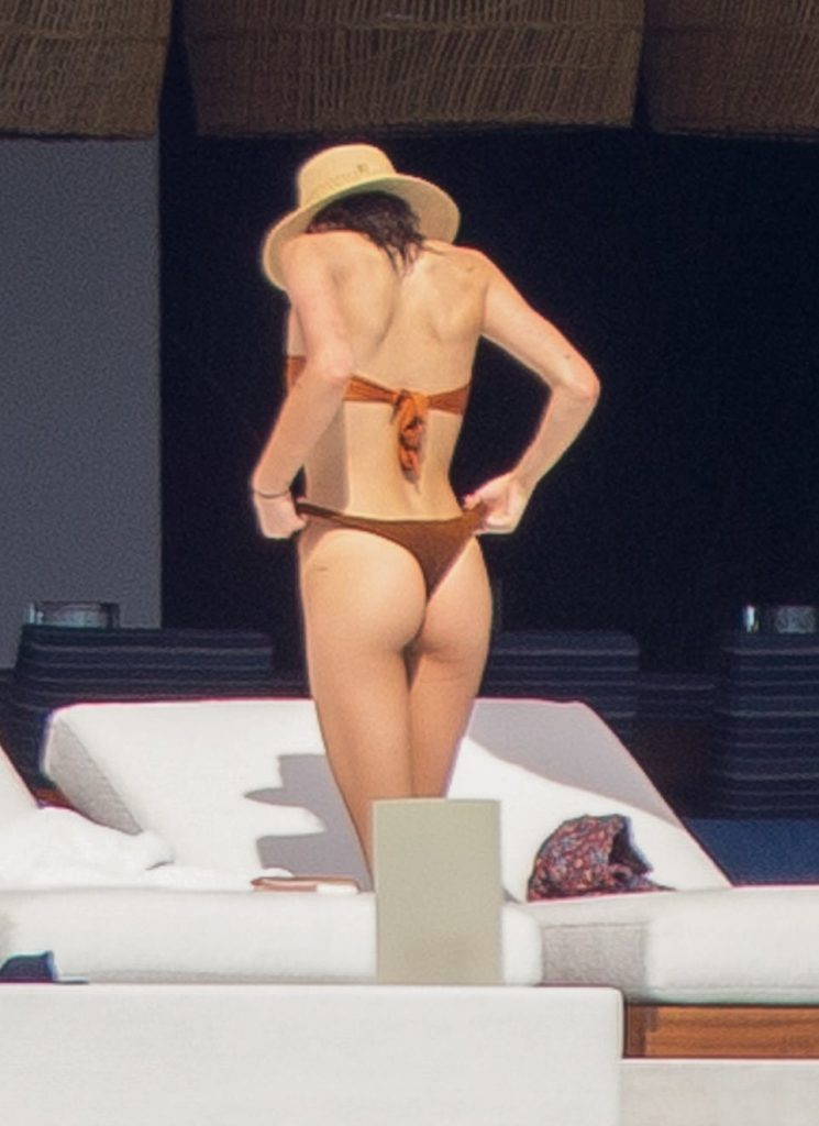 Kaia Gerber Bikini Photos: Breathtaking Babe Shows Her Great Ass in Sexy Swimwear gallery, pic 4