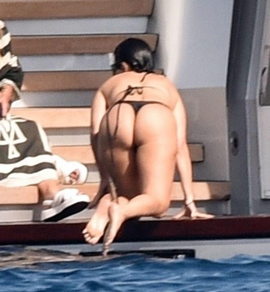 Leggy Diva Kourtney Kardashian Showing Her Gorgeous Ass While Wet gallery, pic 2