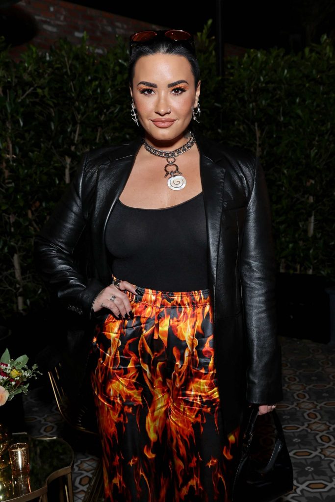 Short-Haired Demi Lovato Displaying Her Ample Cleavage at a Random Event gallery, pic 4