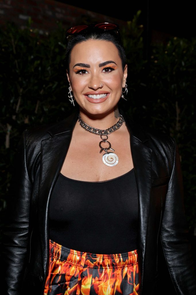 Short-Haired Demi Lovato Displaying Her Ample Cleavage at a Random Event gallery, pic 12