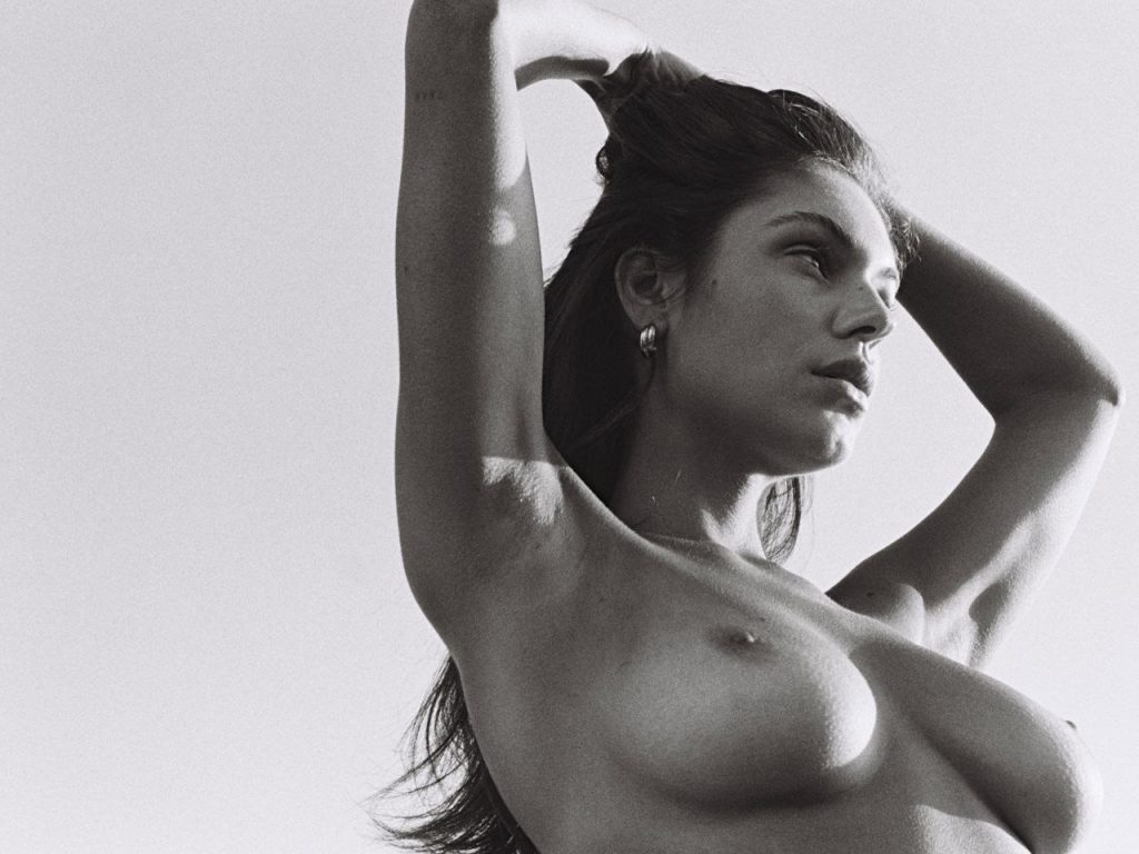 Topless pictures of Alyssa Lynch to get you in the right frame of mind. 