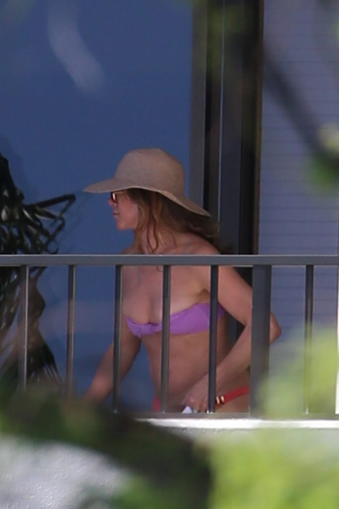 Fit MILF Actress Jennifer Aniston Showing Her Bikini Body and Looking Really Hot gallery, pic 10