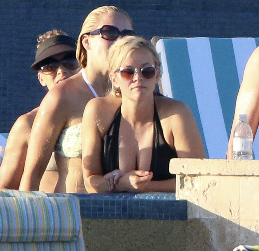 Chubby Blonde Reese Witherspoon Showing Her Sideboob in a Hot Gallery, pic 24