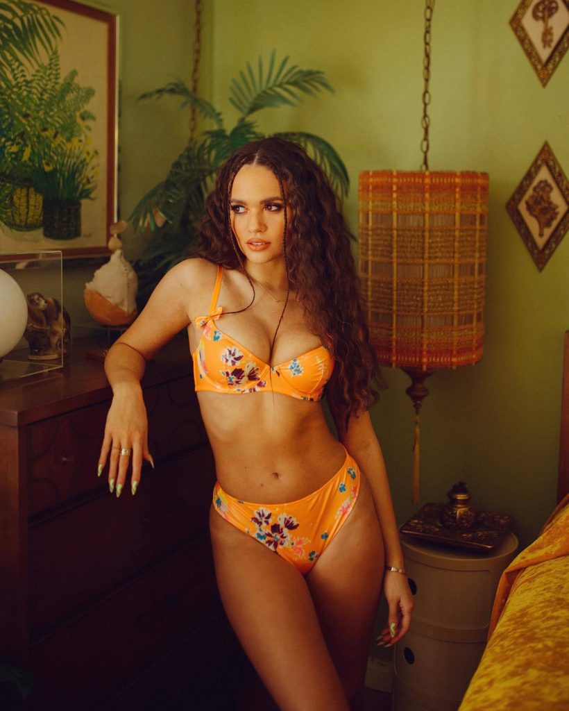 Lingerie-Clad Stunner Madison Pettis Showing Her Round Booty and Sexy Legs gallery, pic 26