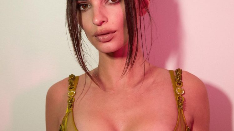 Busty Brunette Emily Ratajkowski Showing Her Amazing Cleavage in Sexy Outfits
