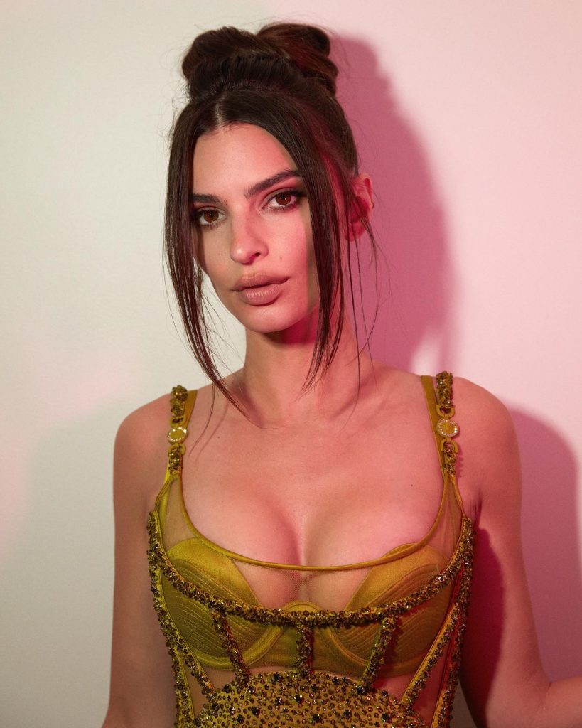 Busty Brunette Emily Ratajkowski Showing Her Amazing Cleavage in Sexy Outfits gallery, pic 12