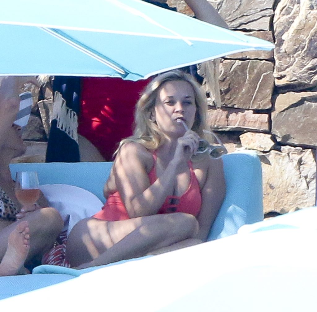 Firm-Breasted Babe Reese Witherspoon Displaying Her Physique While Sunbathing gallery, pic 20