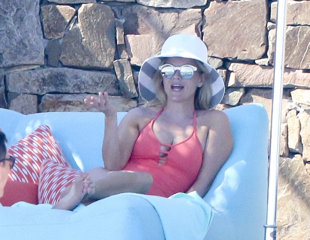 Firm-Breasted Babe Reese Witherspoon Displaying Her Physique While Sunbathing gallery, pic 22