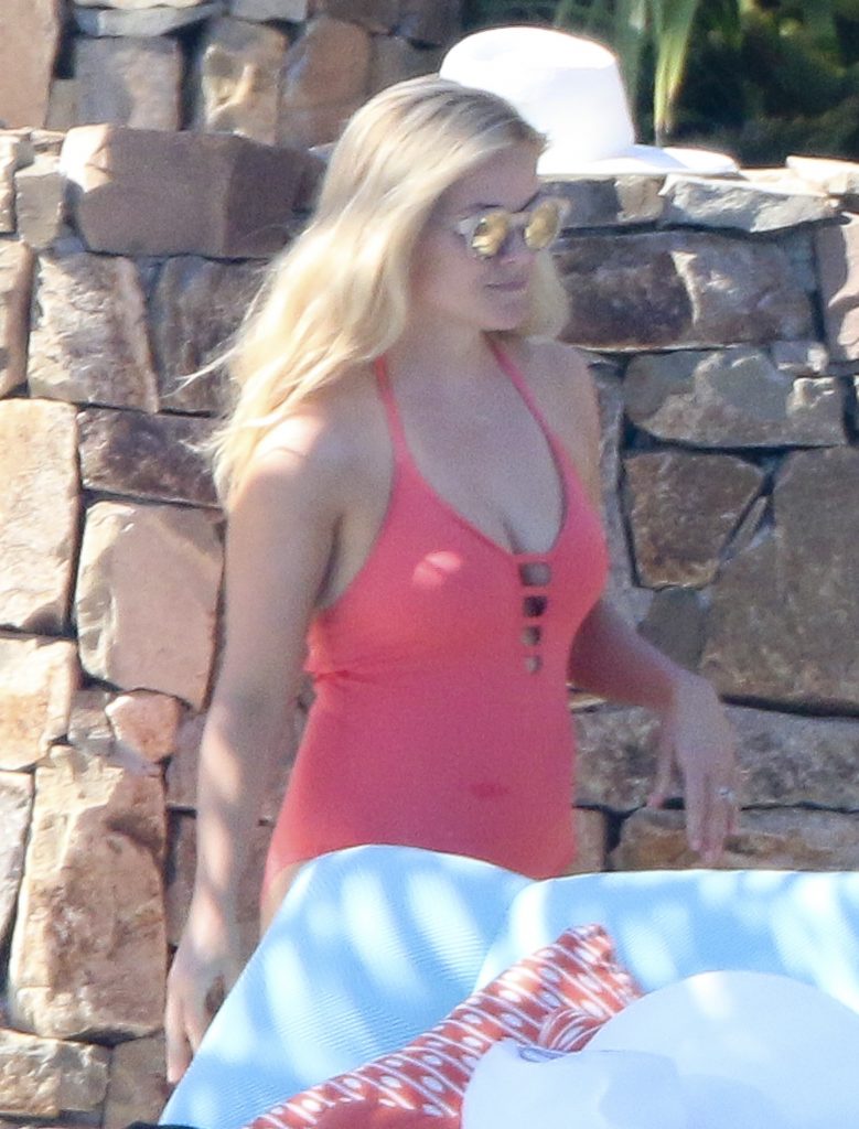 Firm-Breasted Babe Reese Witherspoon Displaying Her Physique While Sunbathing gallery, pic 36