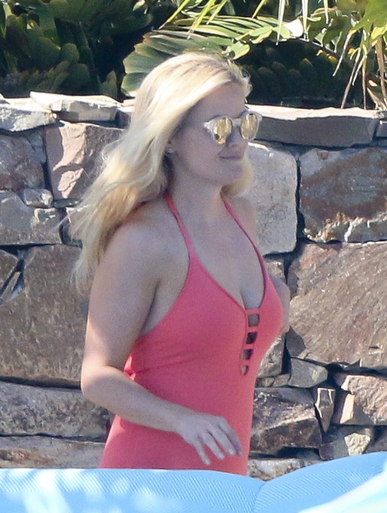Firm-Breasted Babe Reese Witherspoon Displaying Her Physique While Sunbathing gallery, pic 38