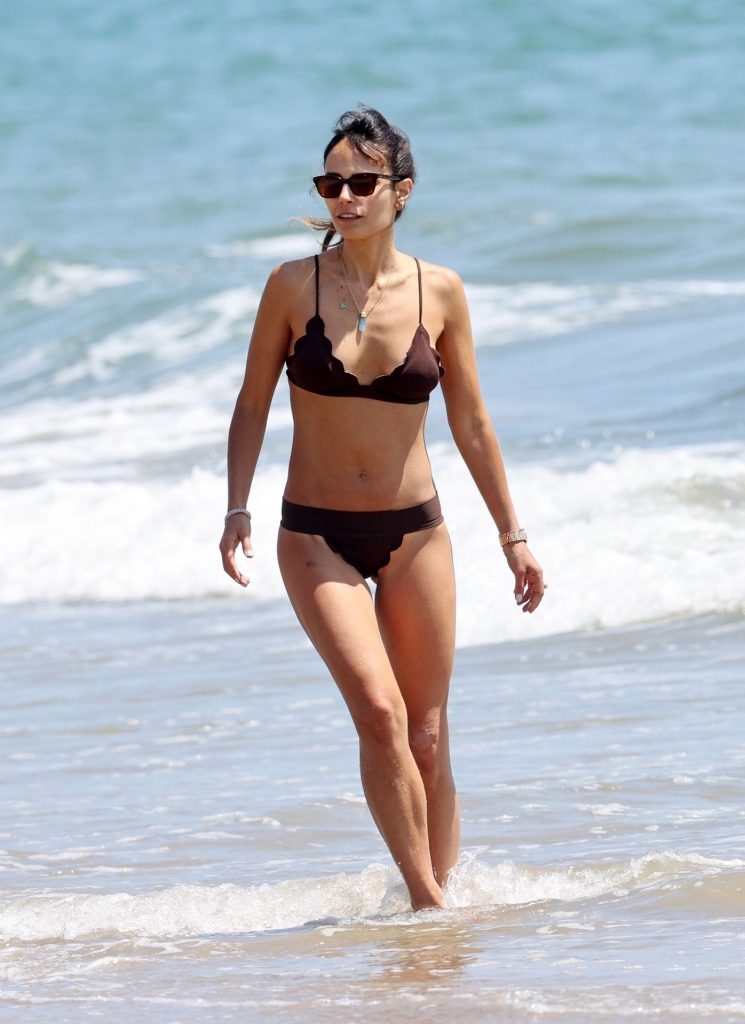 Bikini-Clad Jordana Brewster Showing Her Wonderful Body at the Local Beach gallery, pic 10