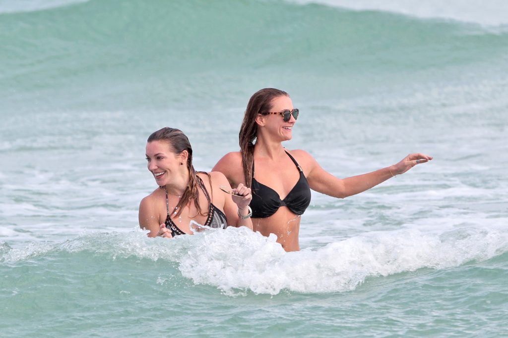 Bikini-Clad Katie Cassidy Is in Perfect Shape (And You Gotta Love Her) gallery, pic 14